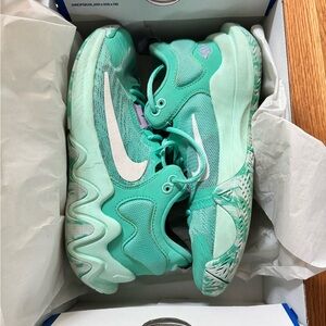 Nike Giannis Immortality 2 Boys Basketball Shoes Size Y5.5